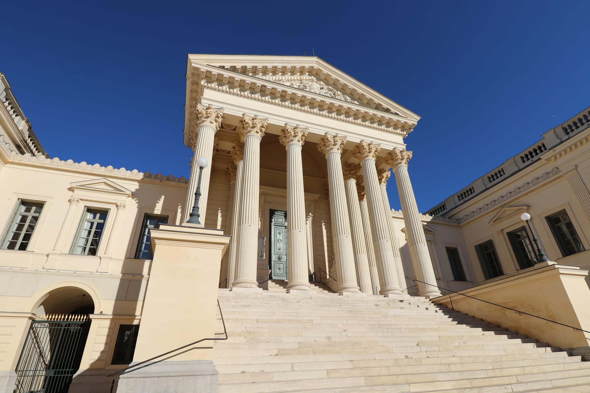 Palais de justice de Montpellier, colonnade et façade monumentale