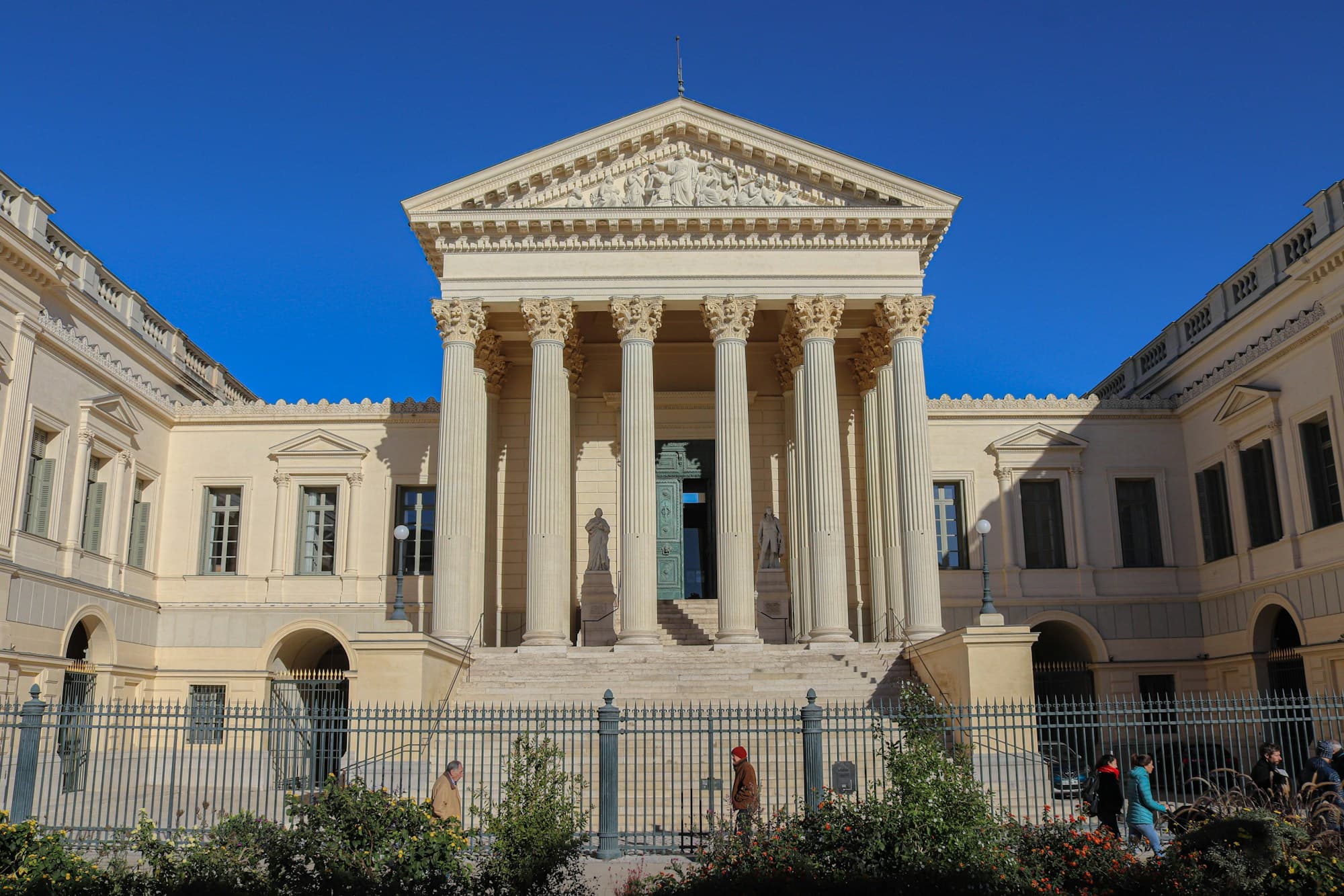 Cour d'appel de Montpellier, façade et colonnes